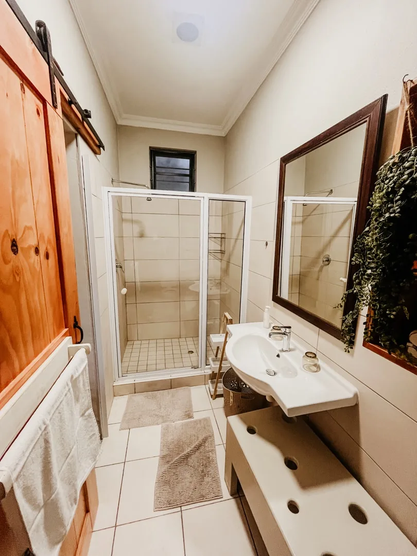 Lion private bathroom with shower