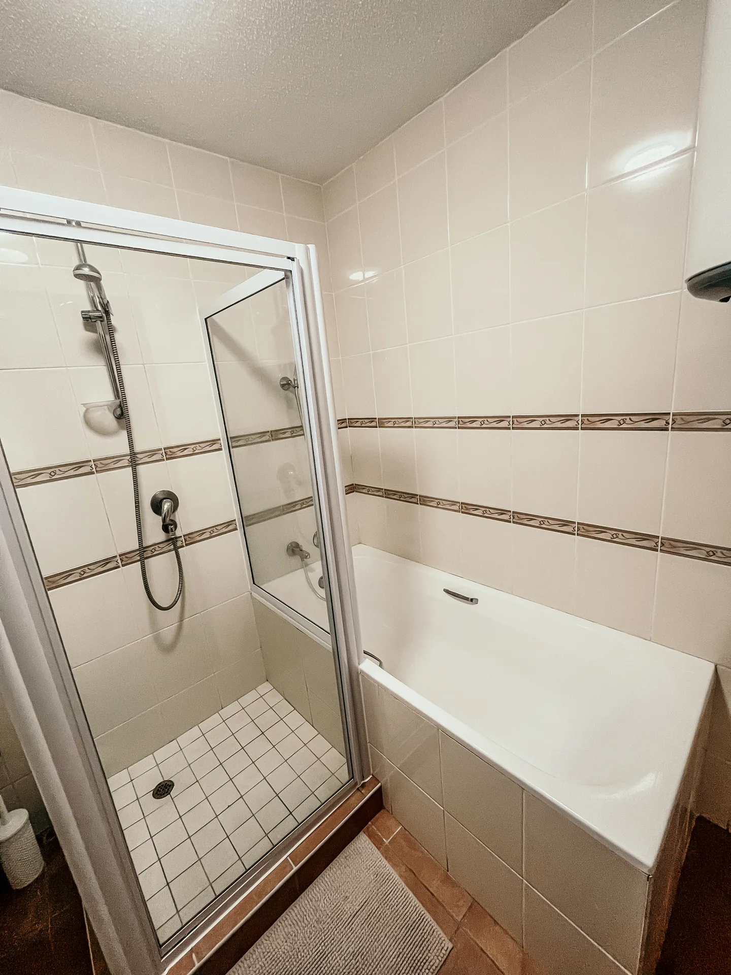 Moringa bathroom with separate shower and bathtub