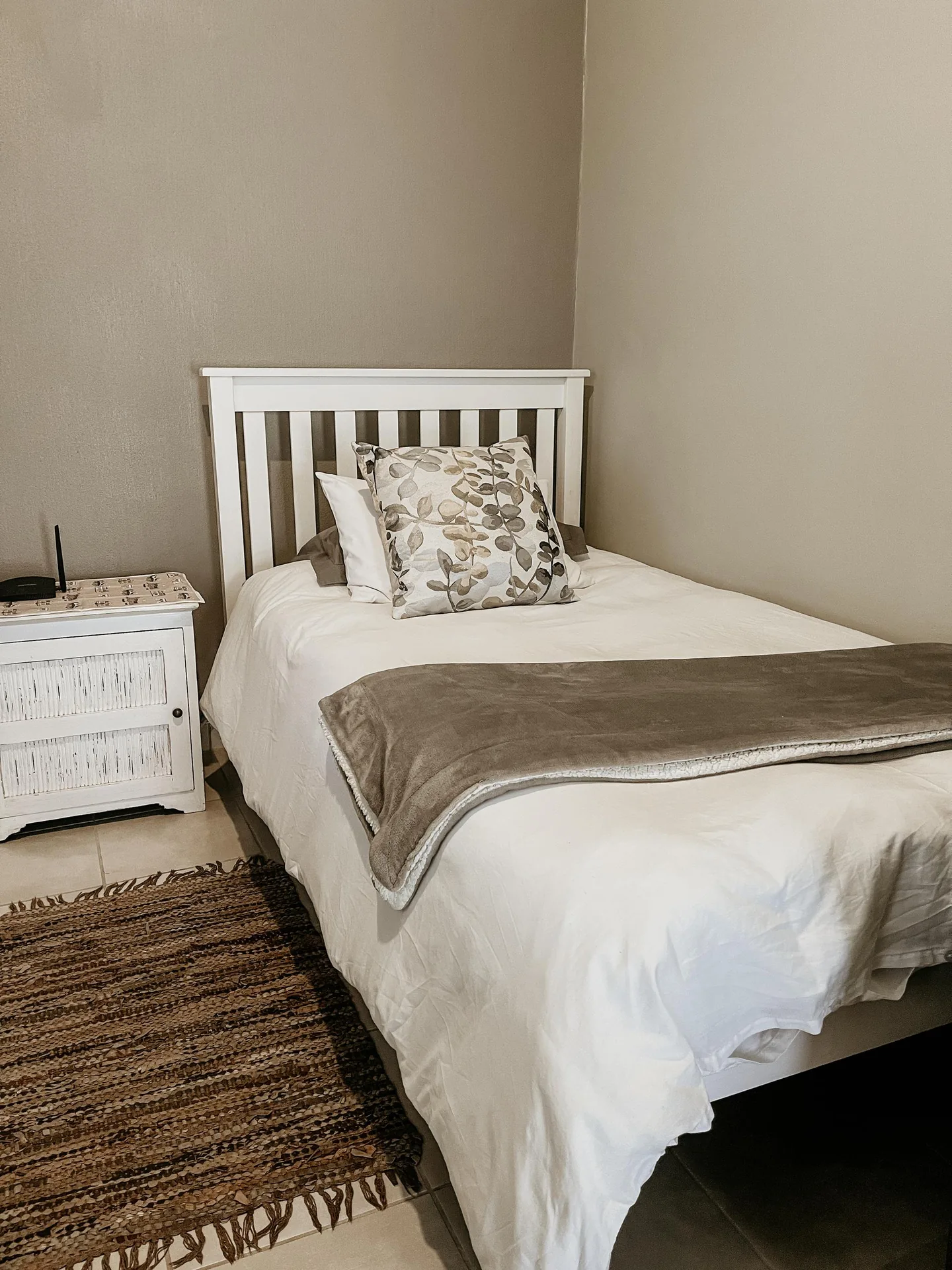 Oryx three-quarter bed and living area